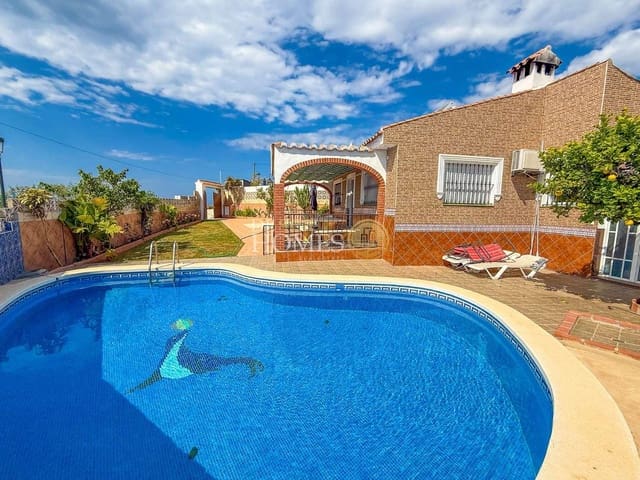 3 sypialnia Willa na sprzedaż w Centro, Nerja z basenem garażem - 495 000 € (Ref: 8770589)