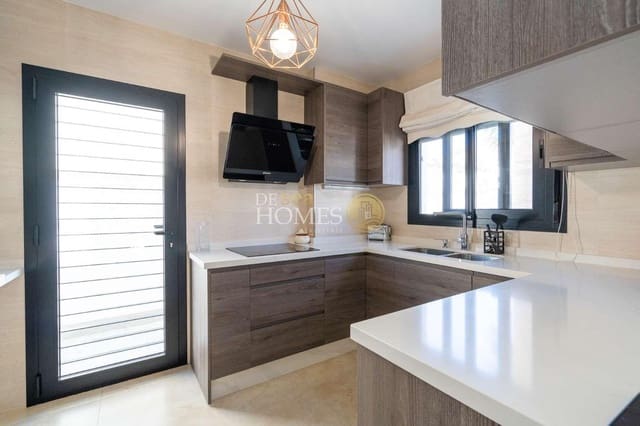 5 Zimmer Villa zu verkaufen in Nerja mit Pool - 675.000 € (Ref: 8884268)