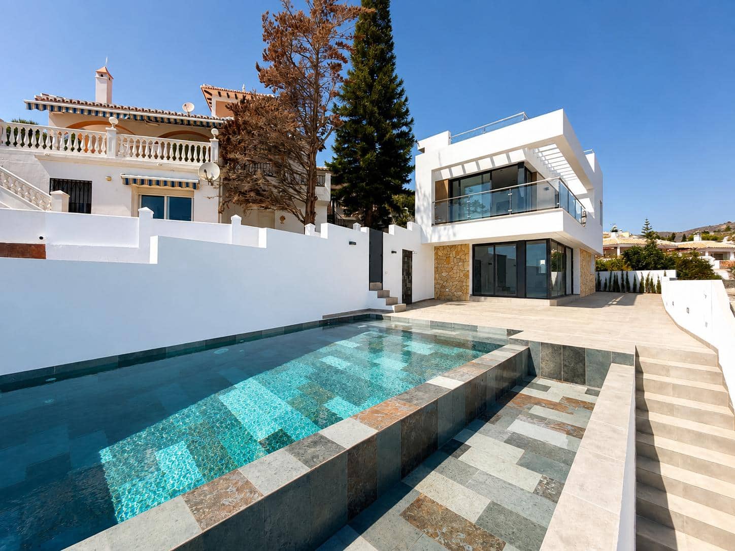 3 soveværelse Villa til salg i Torrox Park med swimmingpool garage - € 759.000 (Ref: 9848257)