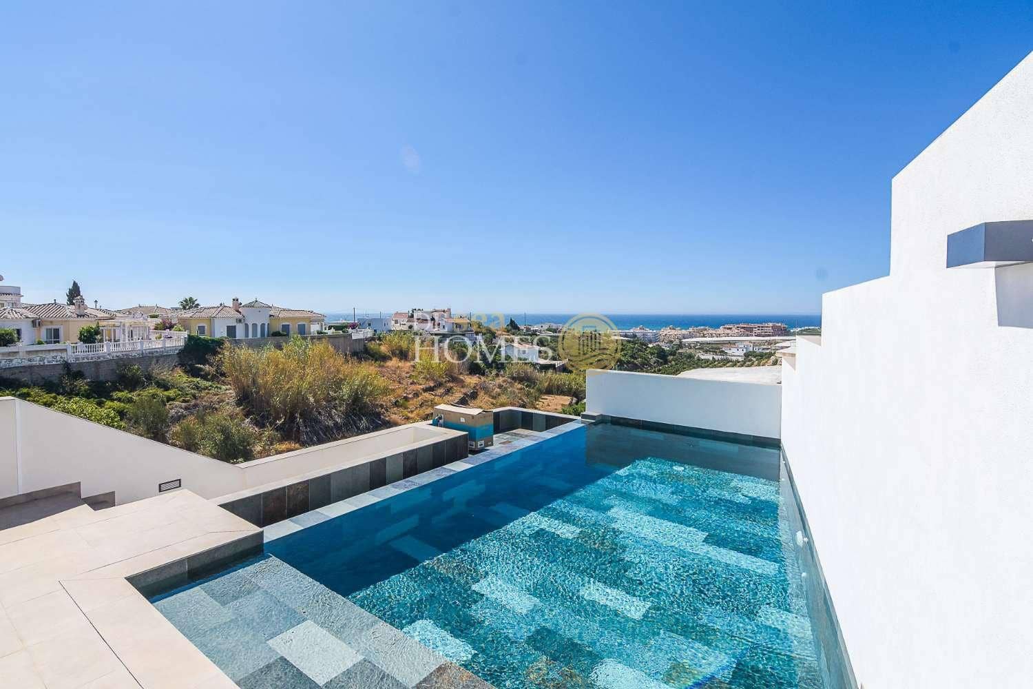 3 soveværelse Villa til salg i Torrox Park med swimmingpool garage - € 759.000 (Ref: 9848257)