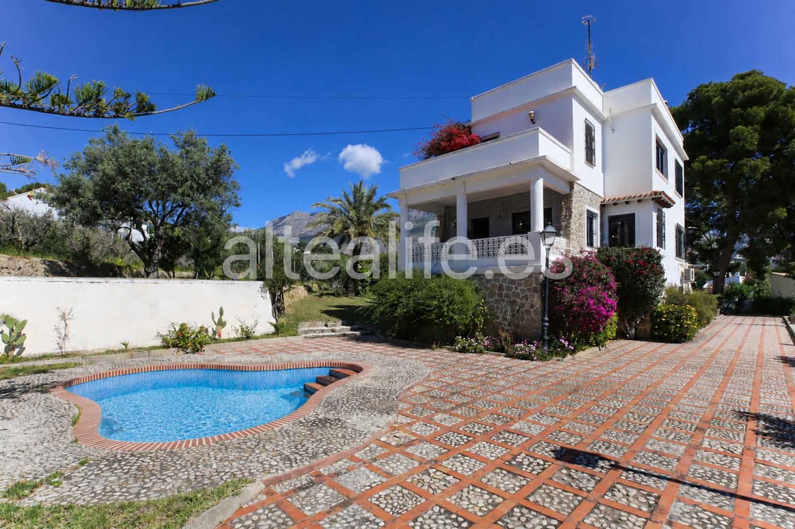 4 bedroom Villa for sale in Altea with pool garage - € 997,000 (Ref: 6979714)