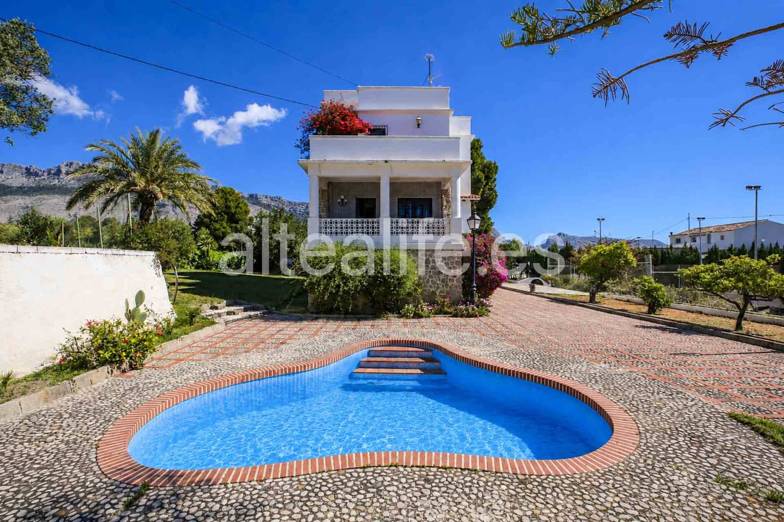 4 bedroom Villa for sale in Altea with pool garage - € 997,000 (Ref: 6979714)