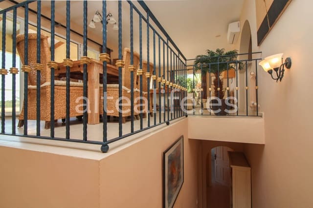 4 makuuhuone Huvila myytävänä paikassa Altea mukana uima-altaan 
autotalli - 1 500 000 € (Ref: 7724284)