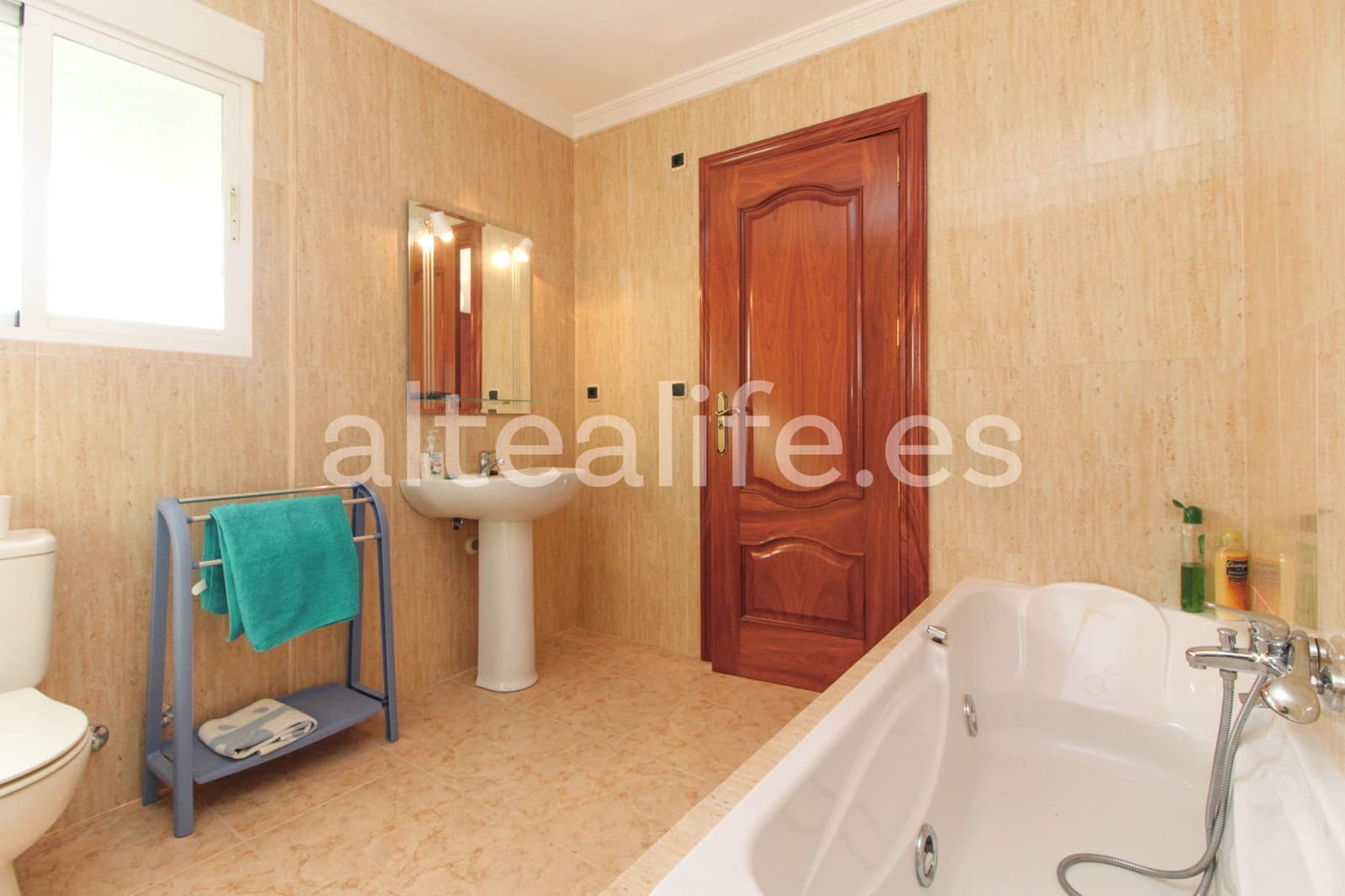 7 bedroom Townhouse for sale in La Nucia with garage - € 790,000 (Ref: 8568586)