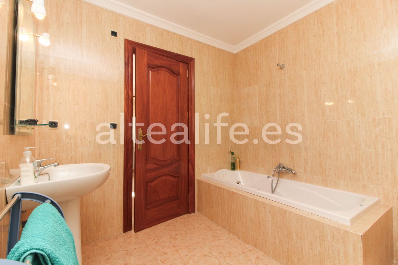 7 bedroom Townhouse for sale in La Nucia with garage - € 790,000 (Ref: 8568586)