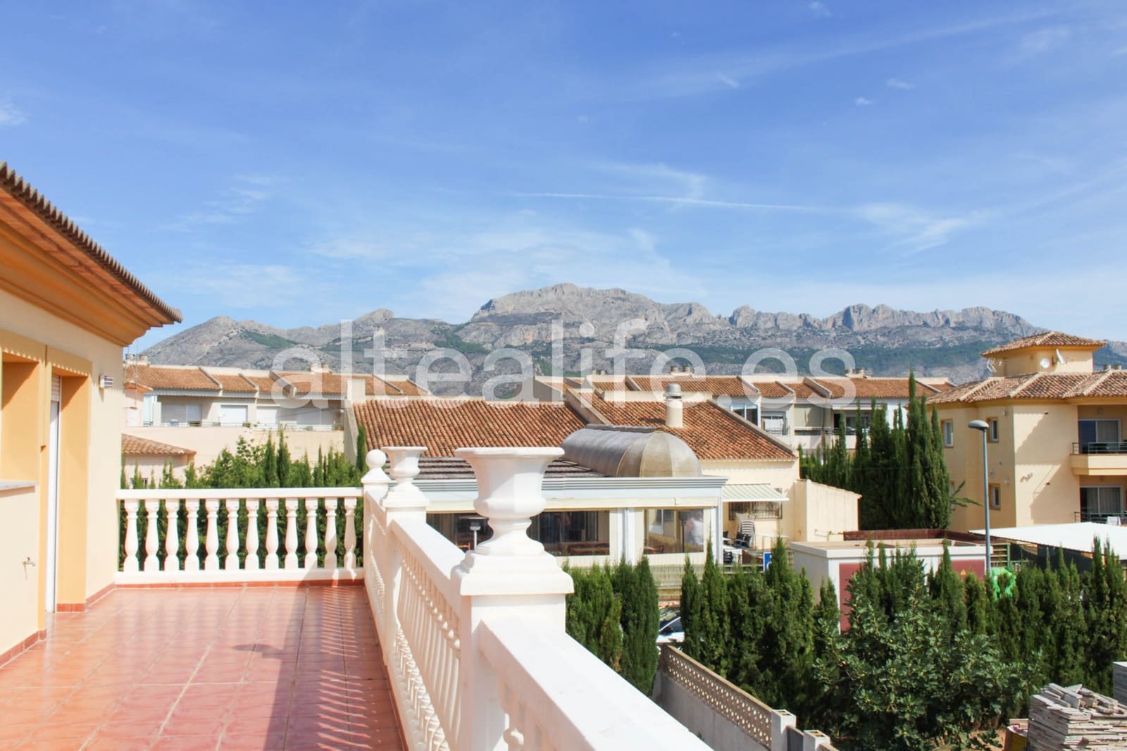 7 bedroom Townhouse for sale in La Nucia with garage - € 790,000 (Ref: 8568586)
