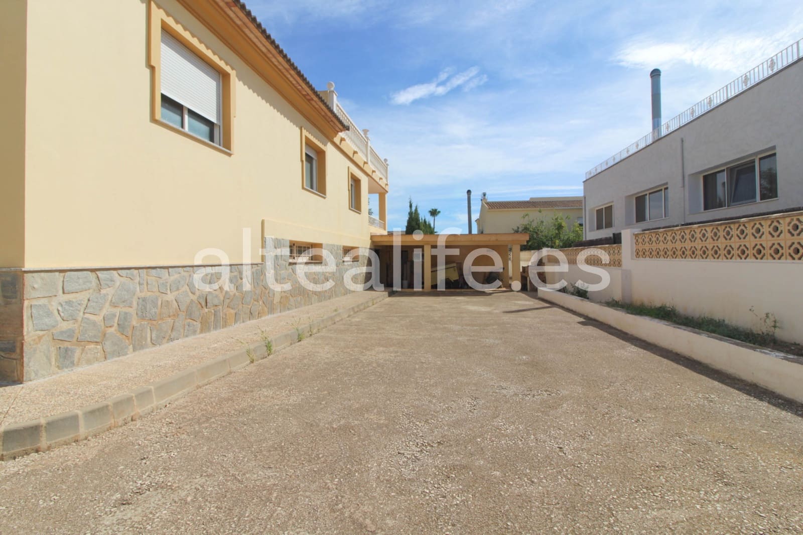 7 bedroom Townhouse for sale in La Nucia with garage - € 790,000 (Ref: 8568586)