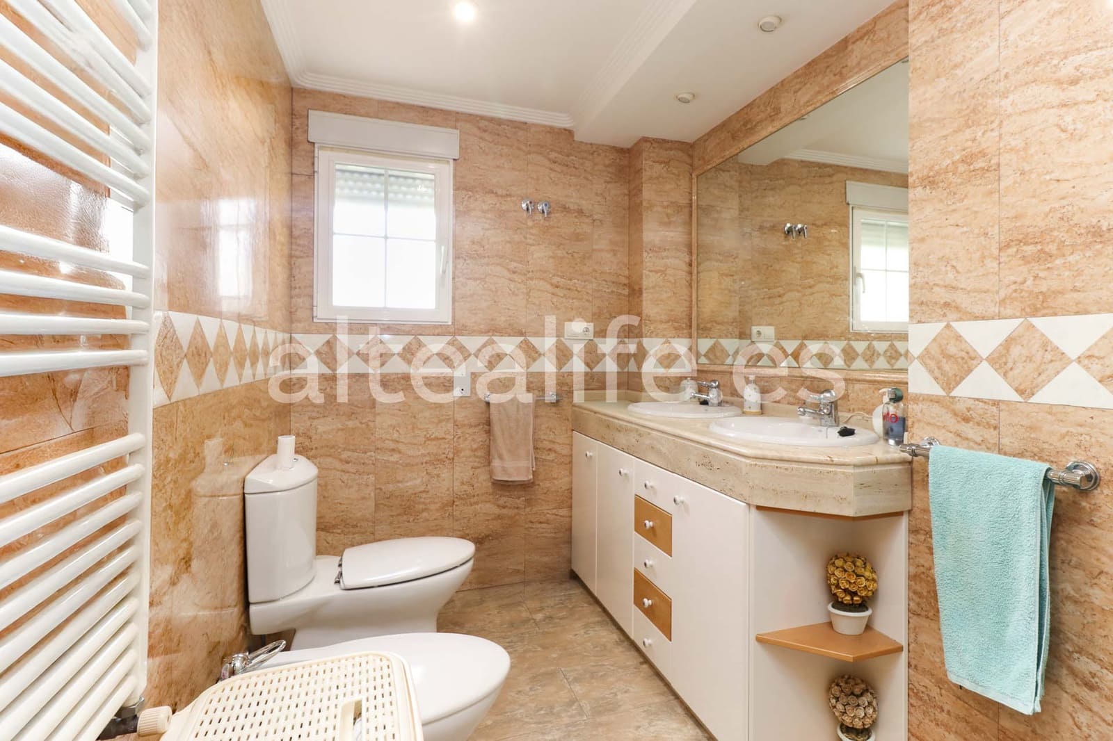 4 makuuhuone Paritalo myytävänä paikassa Alfaz del Pi / L'Alfas del Pi mukana uima-altaan 
autotalli - 550 000 € (Ref: 9396678)