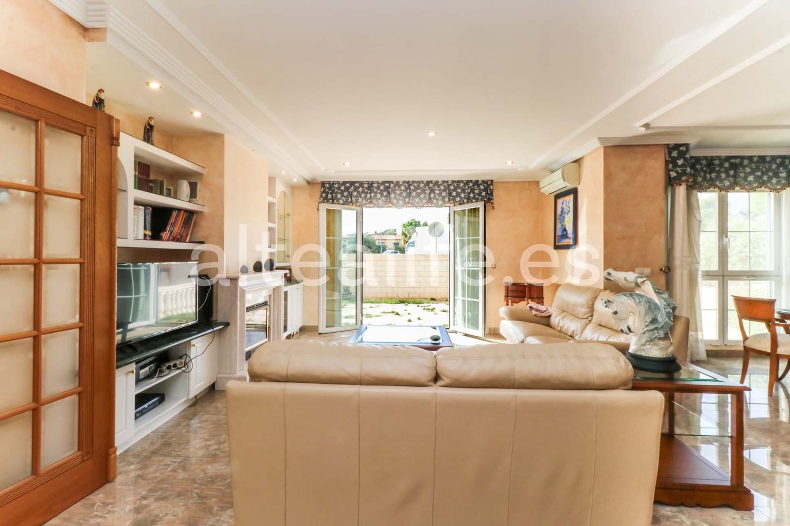 4 makuuhuone Paritalo myytävänä paikassa Alfaz del Pi / L'Alfas del Pi mukana uima-altaan 
autotalli - 550 000 € (Ref: 9396678)