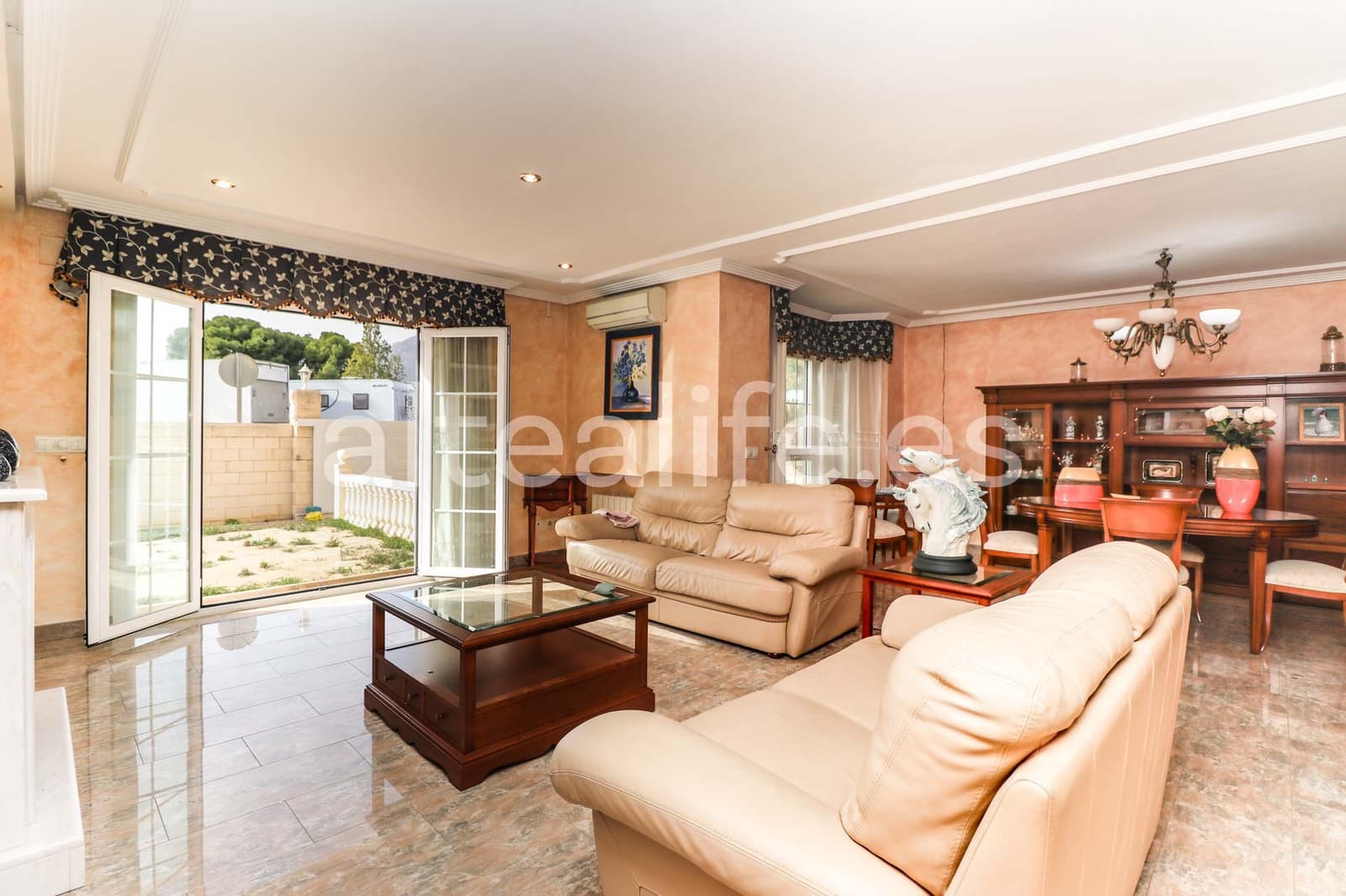 4 makuuhuone Paritalo myytävänä paikassa Alfaz del Pi / L'Alfas del Pi mukana uima-altaan 
autotalli - 550 000 € (Ref: 9396678)