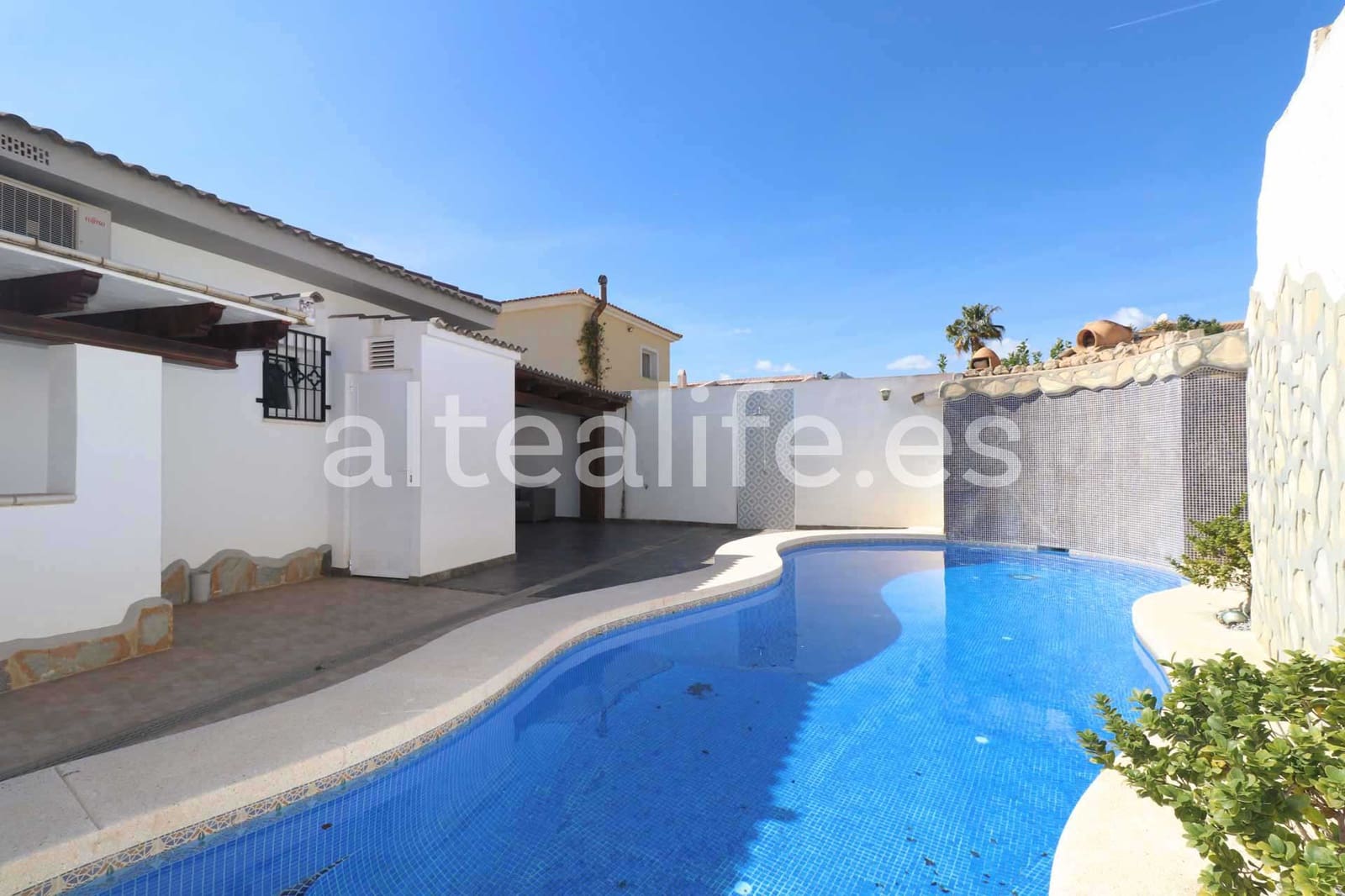 Villa til leie i La Nucia med svømmebasseng garasje - € 2 500 (Ref: 9420091)