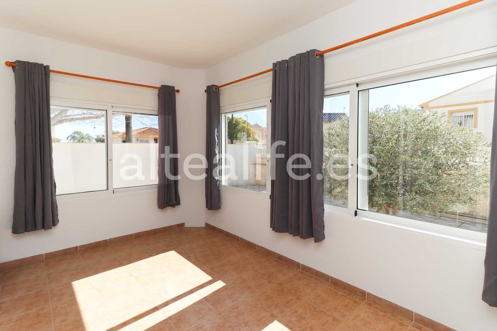 Villa til leie i La Nucia med svømmebasseng garasje - € 2 500 (Ref: 9420091)