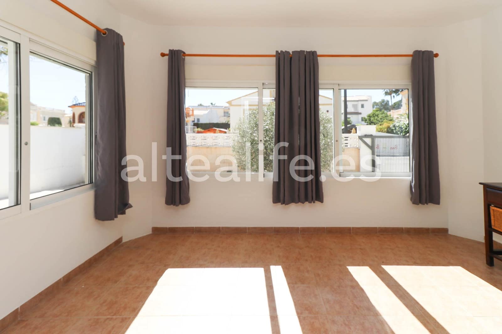 Villa til leie i La Nucia med svømmebasseng garasje - € 2 500 (Ref: 9420091)