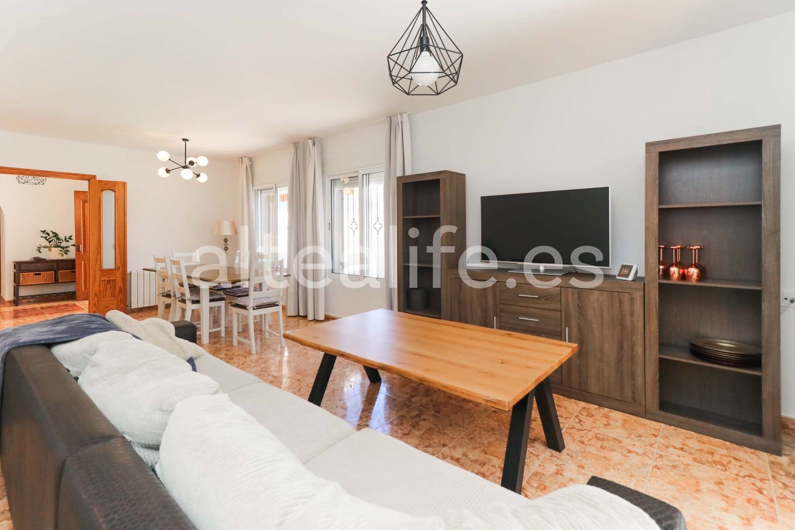 Villa til leie i La Nucia med svømmebasseng garasje - € 2 500 (Ref: 9420091)