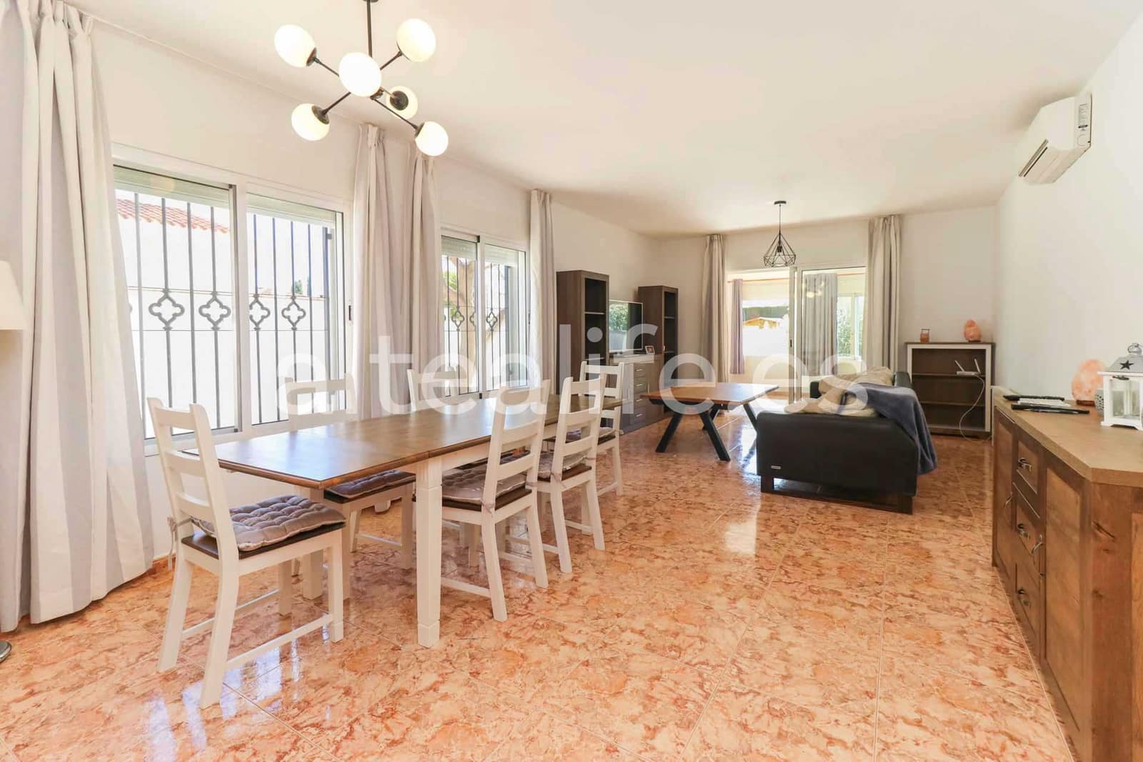 Villa til leie i La Nucia med svømmebasseng garasje - € 2 500 (Ref: 9420091)