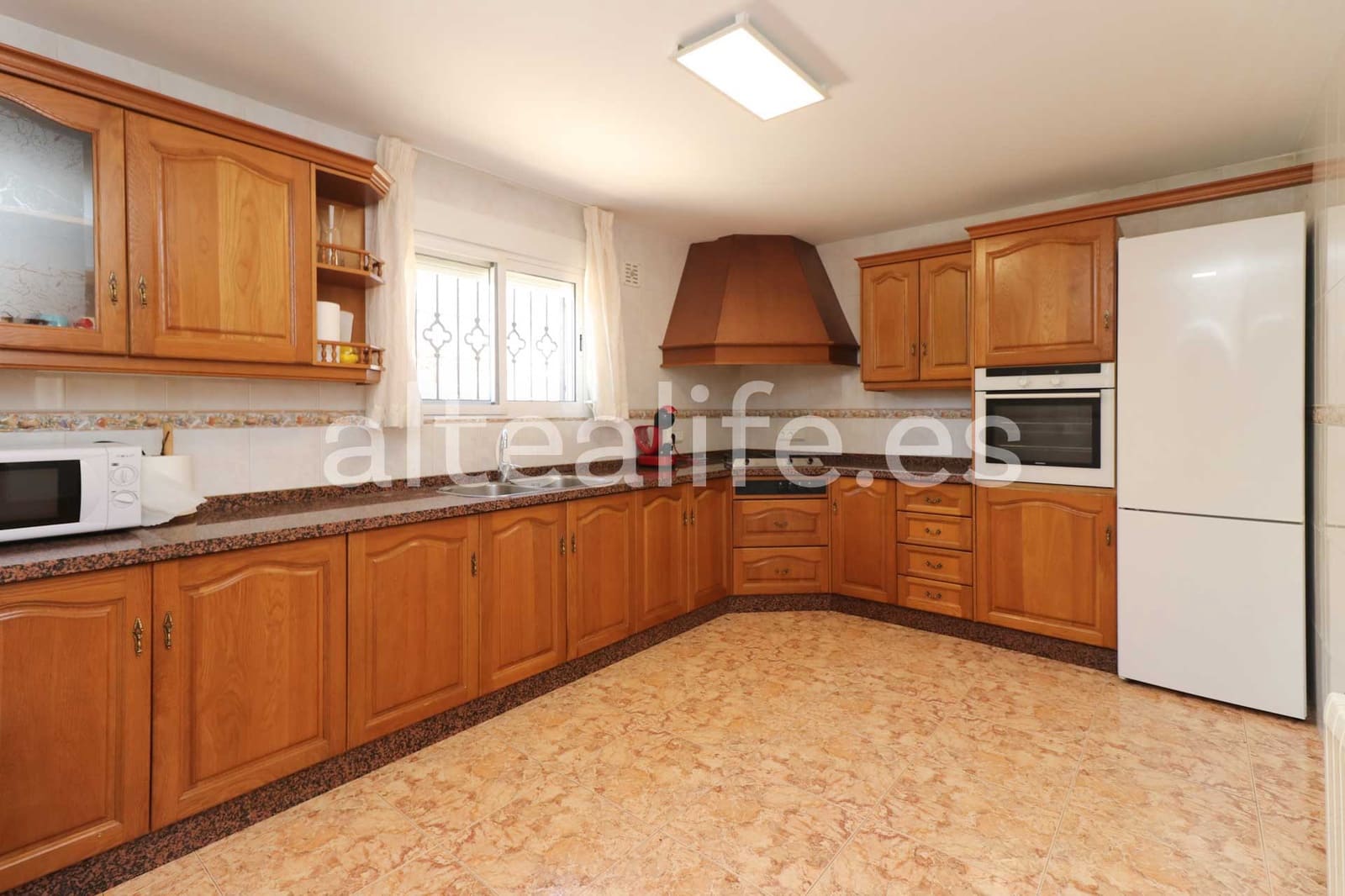 Villa til leie i La Nucia med svømmebasseng garasje - € 2 500 (Ref: 9420091)