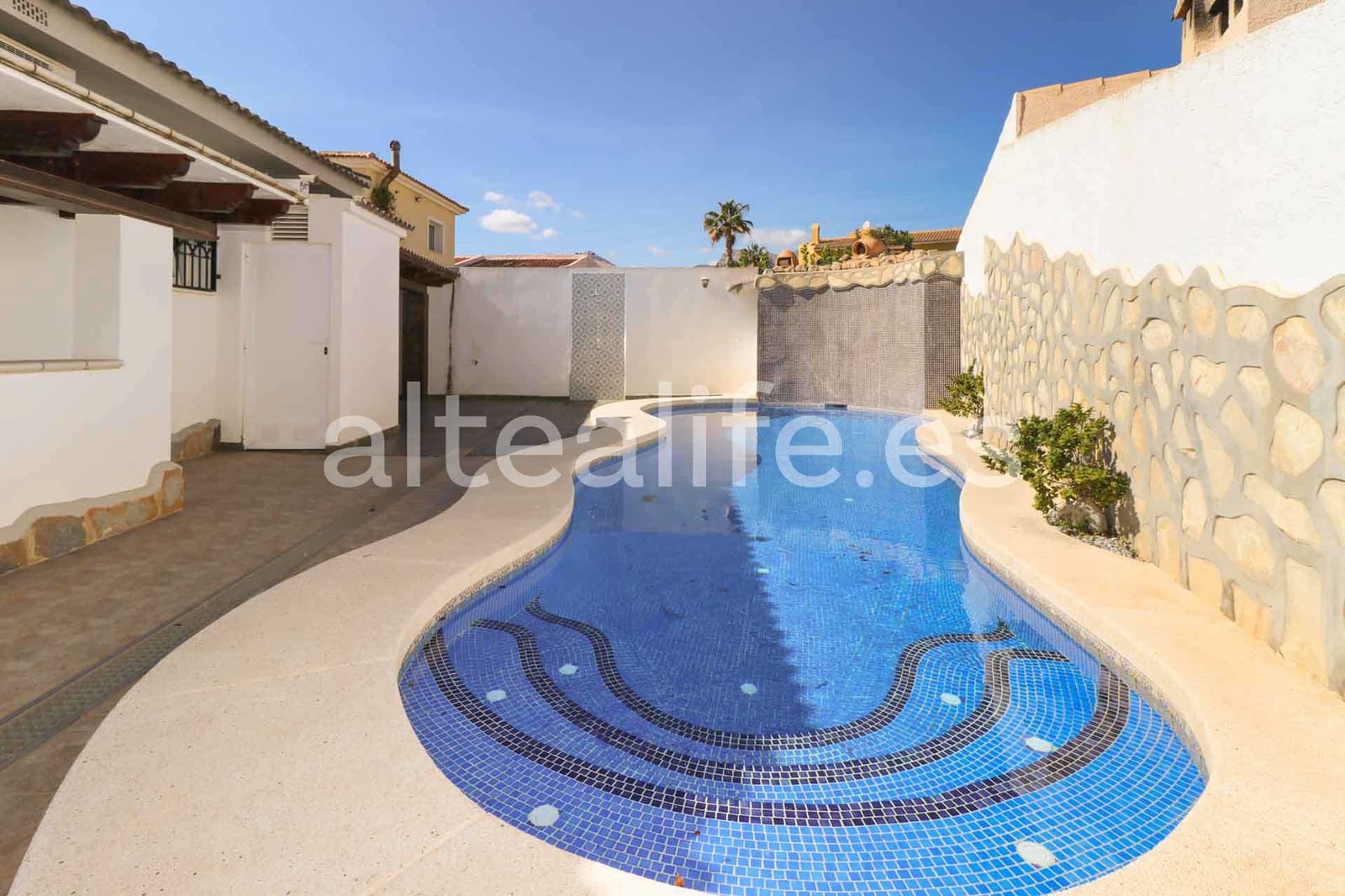 Villa til leie i La Nucia med svømmebasseng garasje - € 2 500 (Ref: 9420091)