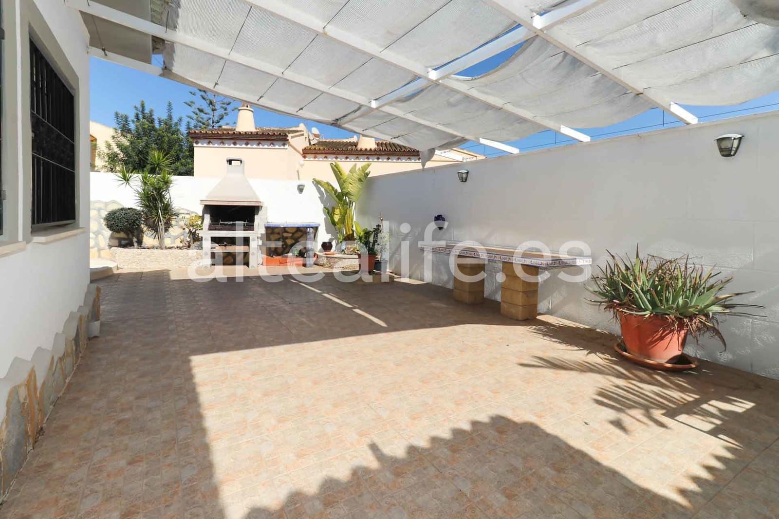 Villa til leie i La Nucia med svømmebasseng garasje - € 2 500 (Ref: 9420091)