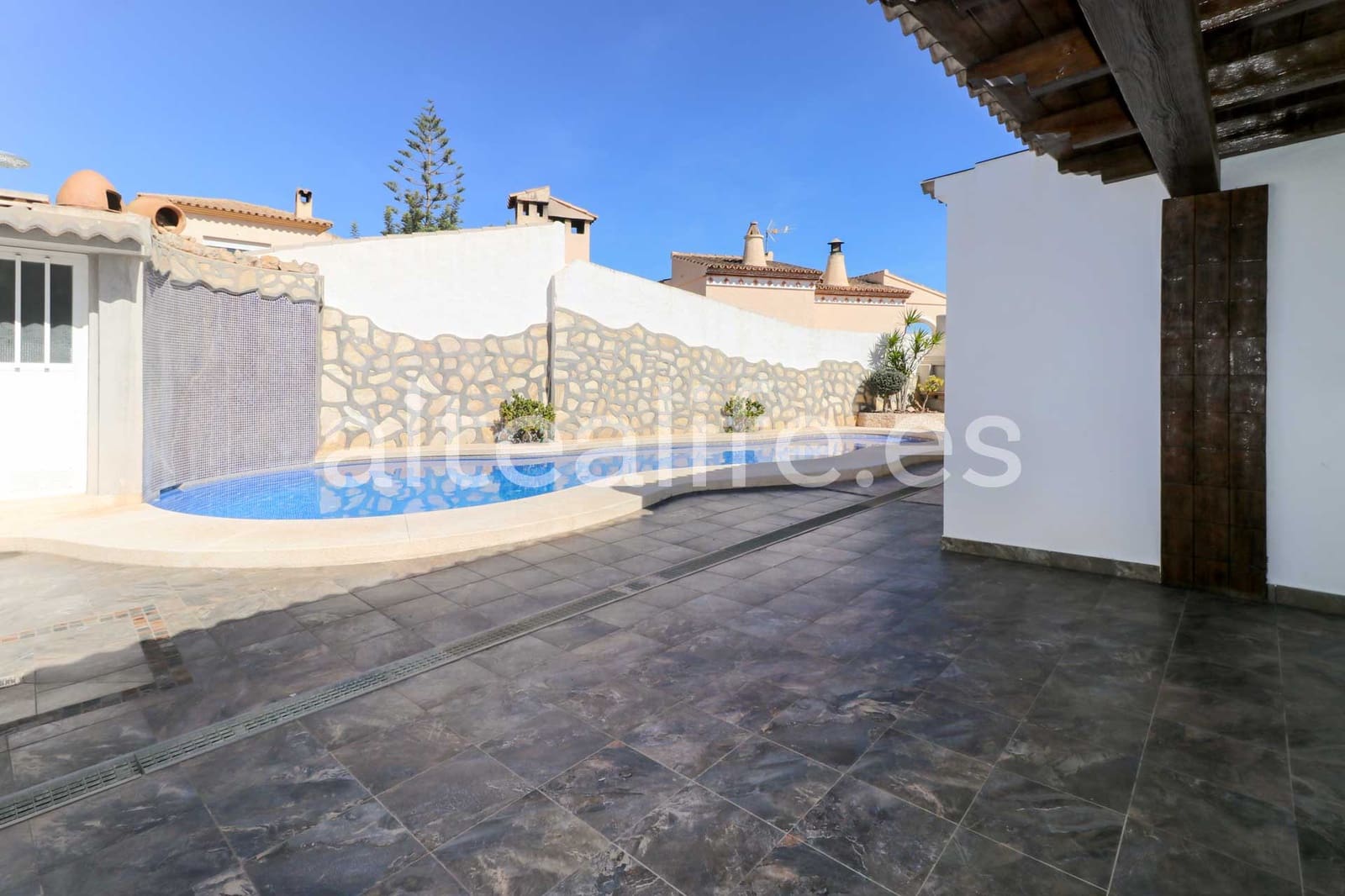 Villa til leie i La Nucia med svømmebasseng garasje - € 2 500 (Ref: 9420091)