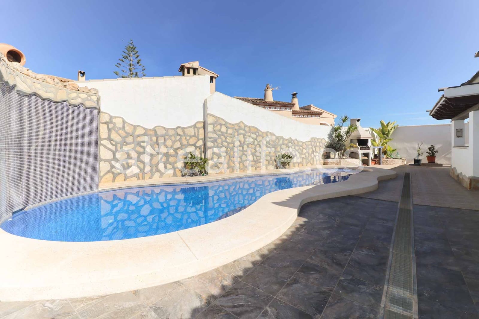 Villa til leie i La Nucia med svømmebasseng garasje - € 2 500 (Ref: 9420091)