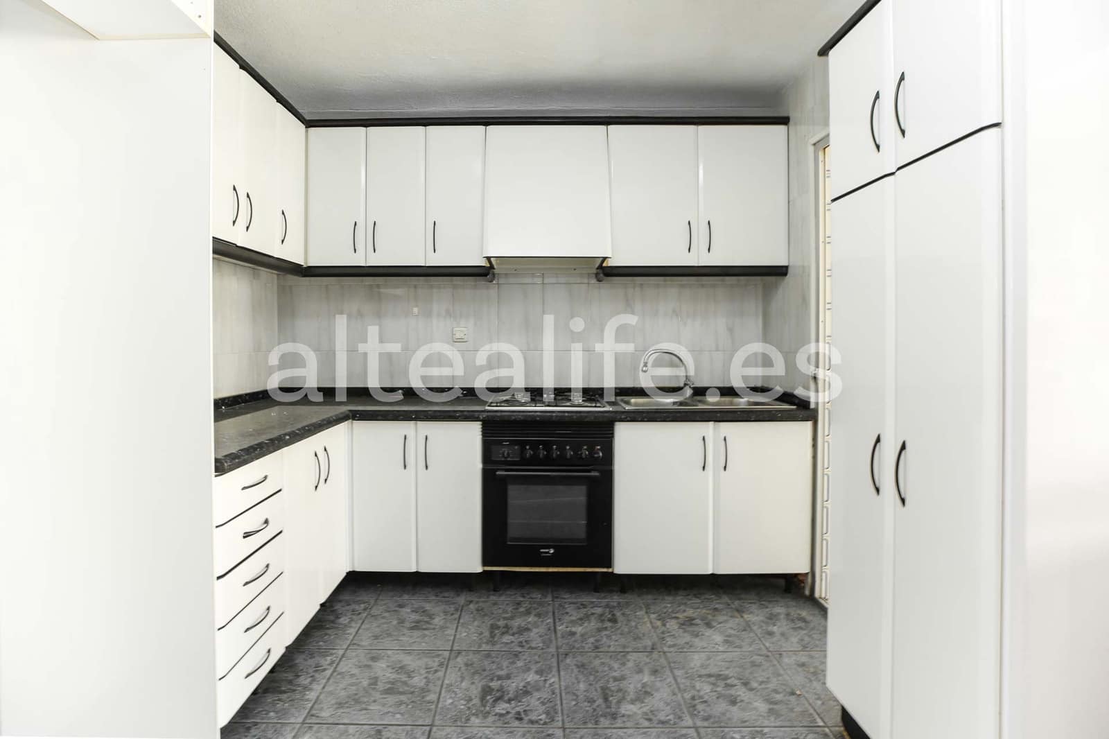 4 bedroom Apartment for sale in Altea - € 250,000 (Ref: 9500280)