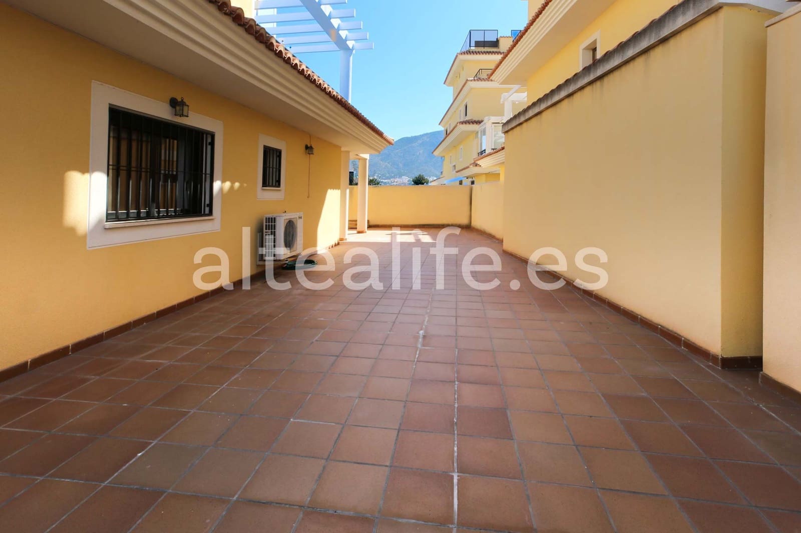 2 bedroom Apartment for rent in Alfaz del Pi / L'Alfas del Pi with pool garage - € 1,400 (Ref: 9707802)