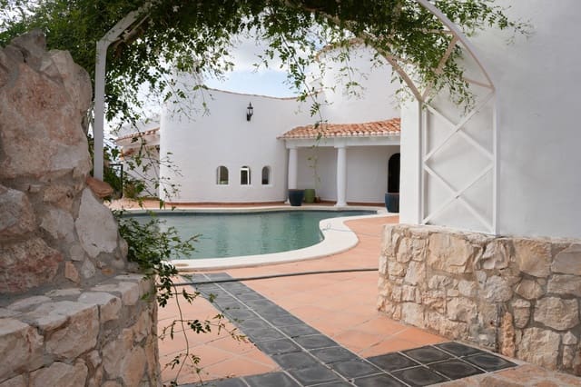 4 bedroom Villa for sale in Altea with pool garage - € 1,600,000 (Ref: 9329579)
