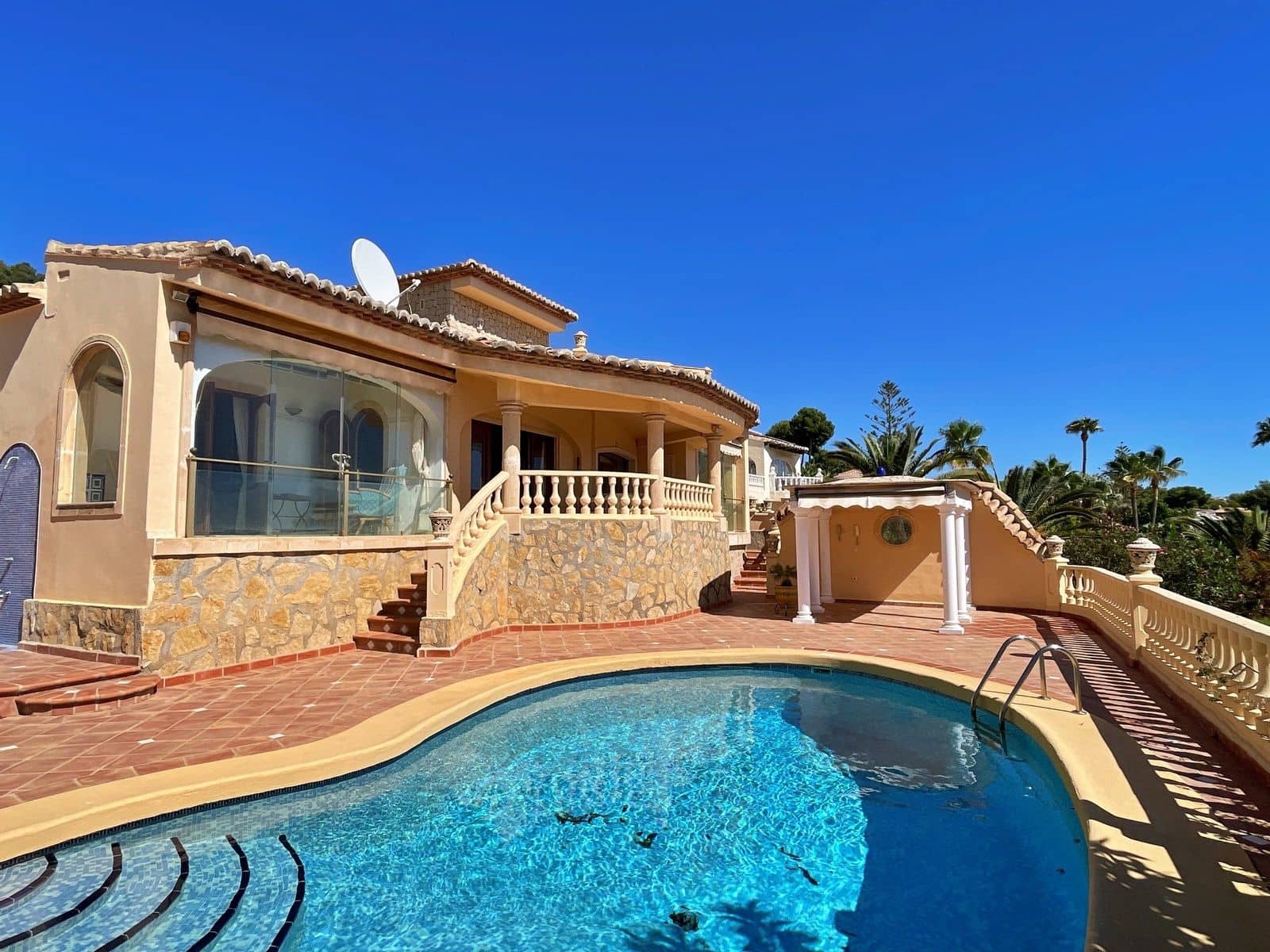 4 bedroom Villa for sale in Moraira with pool - € 899,000 (Ref: 9493854)