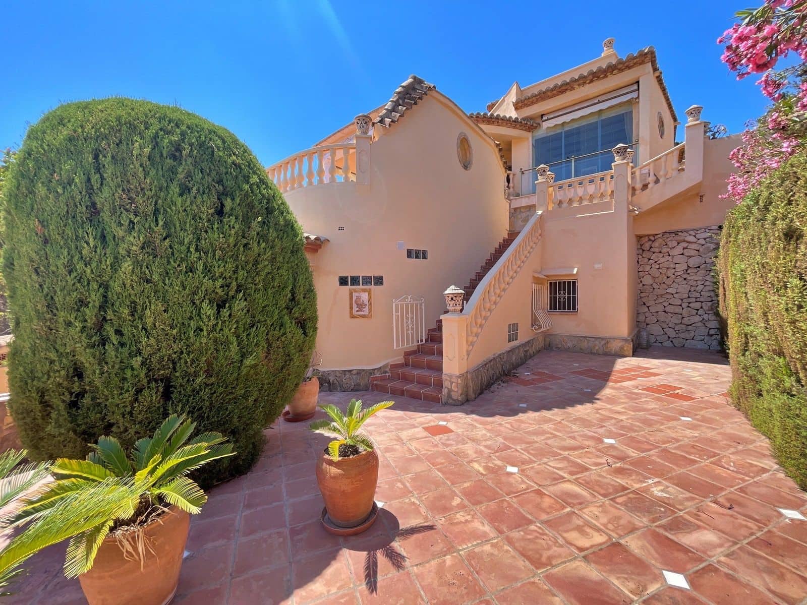4 bedroom Villa for sale in Moraira with pool - € 899,000 (Ref: 9493854)
