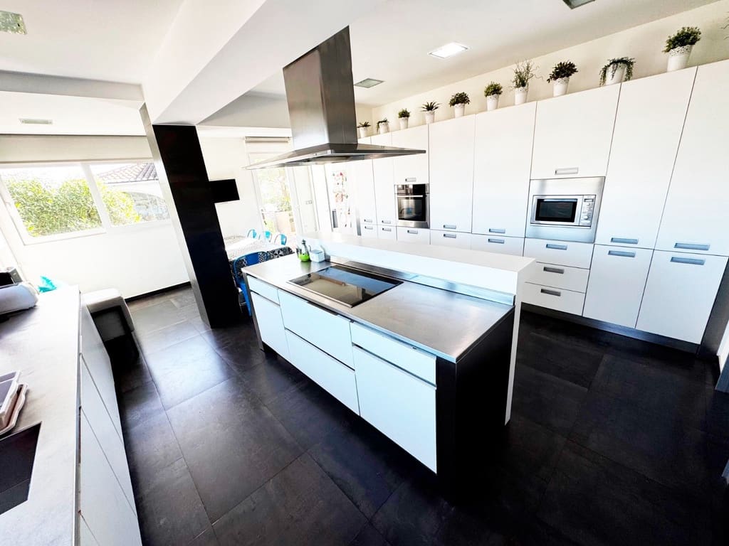 4 slaapkamer Villa te koop in Denia met zwembad garage - € 1.395.000 (Ref: 9542034)