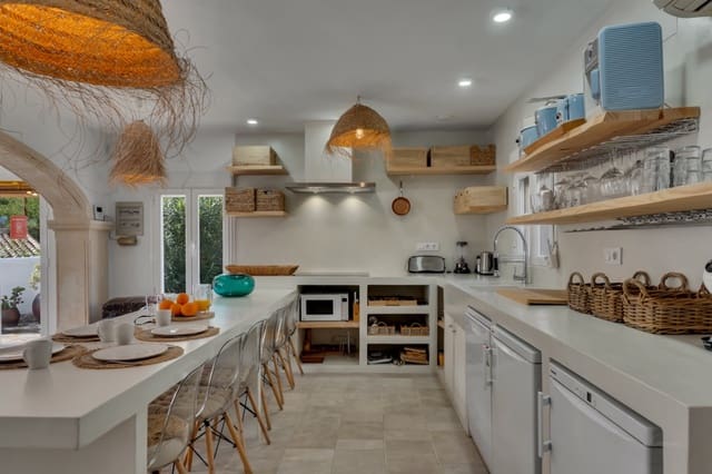 5 bedroom Villa for sale in Moraira, Teulada-Moraira with pool - € 1,299,000 (Ref: 9559291)