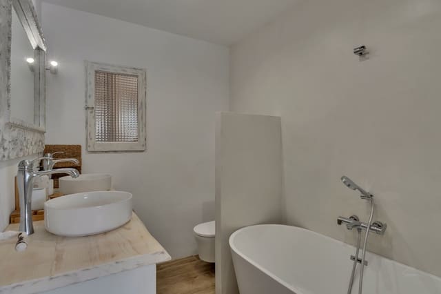 5 bedroom Villa for sale in Moraira, Teulada-Moraira with pool - € 1,299,000 (Ref: 9559291)