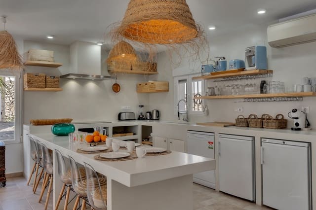 5 bedroom Villa for sale in Moraira, Teulada-Moraira with pool - € 1,299,000 (Ref: 9559291)