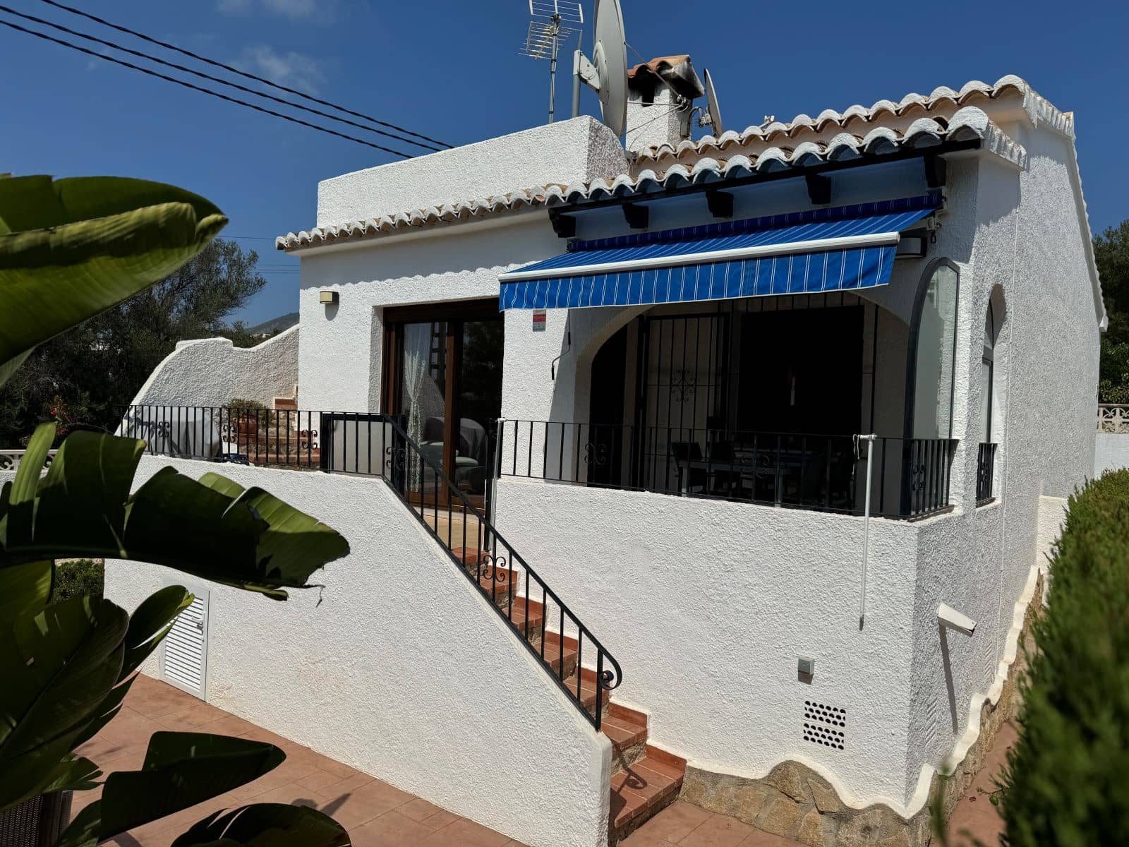   2 soveværelse   ferieVilla i Moraira   med   swimmingpool  garage  - € 560 (Ref: 4120508)