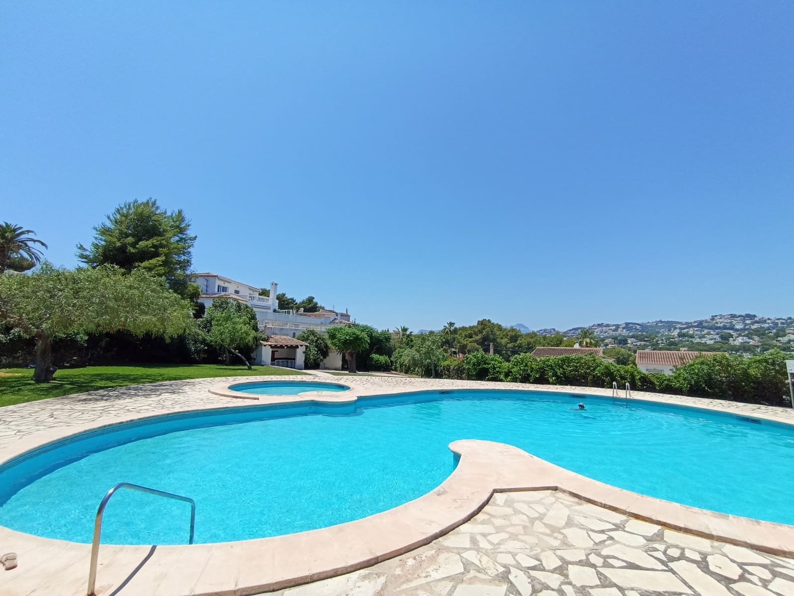   2 soveværelse   ferieVilla i Moraira   med   swimmingpool  garage  - € 560 (Ref: 4120508)
