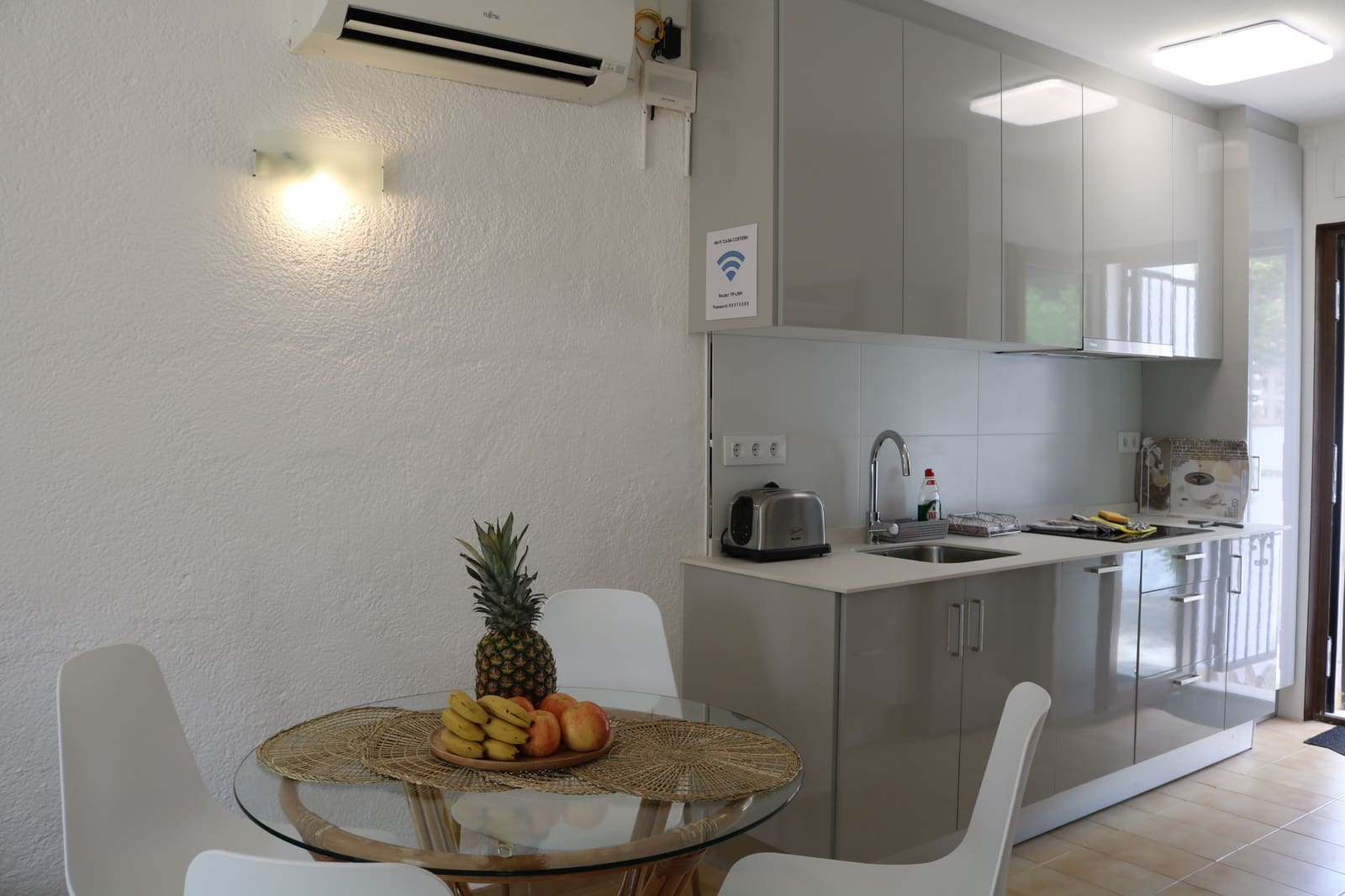   2 soveværelse   ferieVilla i Moraira   med   swimmingpool  garage  - € 560 (Ref: 4120508)