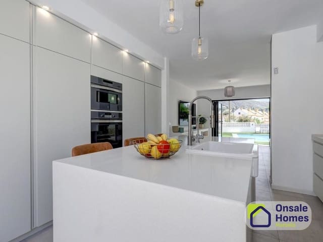 6 bedroom Villa for sale in Valdeolletas - Las Cancelas - Xarblanca, Marbella with pool garage - € 1,400,000 (Ref: 10020014)