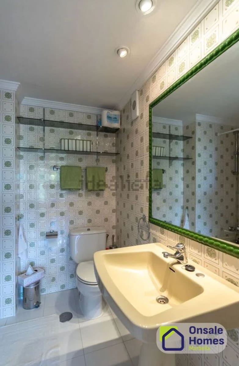 2 Zimmer Apartment zu verkaufen in Aloha Golf mit Pool Garage - 450.000 € (Ref: 10040249)