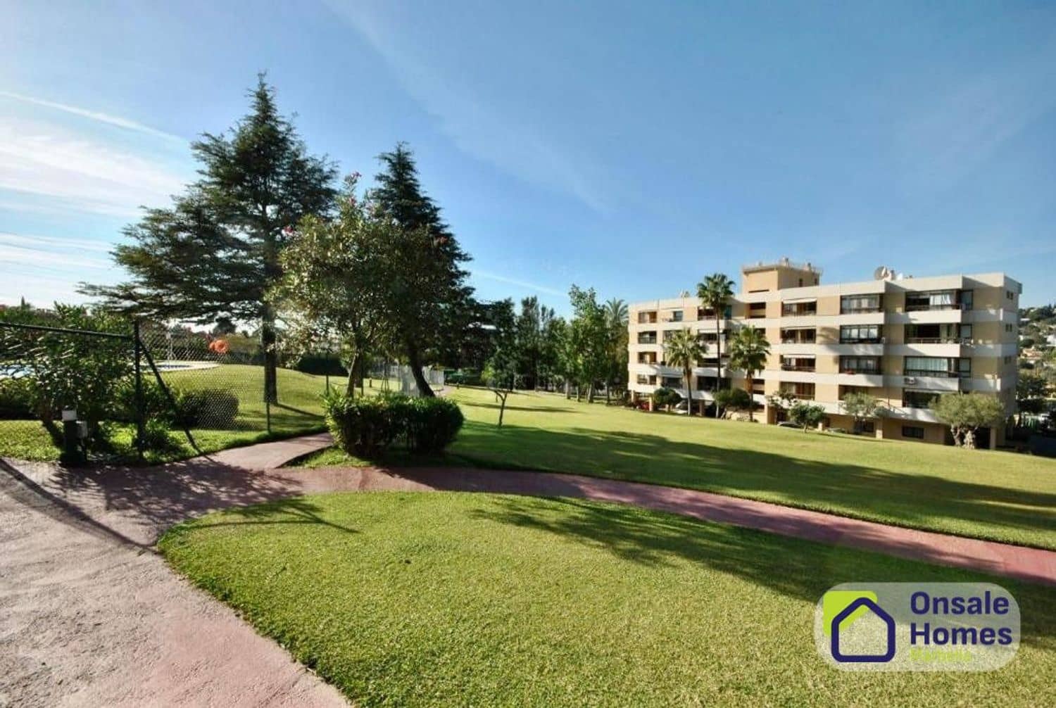 2 Zimmer Apartment zu verkaufen in Aloha Golf mit Pool Garage - 450.000 € (Ref: 10040249)