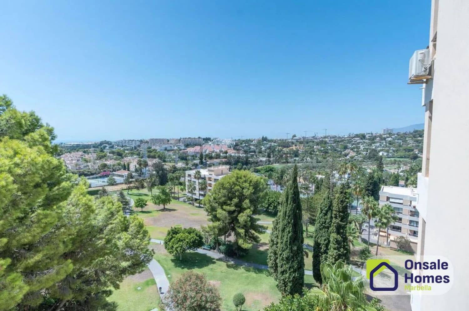 2 Zimmer Apartment zu verkaufen in Aloha Golf mit Pool Garage - 450.000 € (Ref: 10040249)