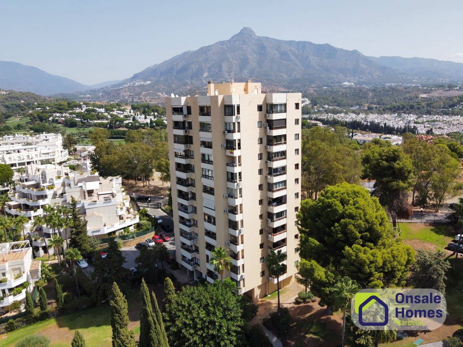 2 sypialnia Apartament na sprzedaż w Aloha Golf z basenem garażem - 420 000 € (Ref: 10040249)