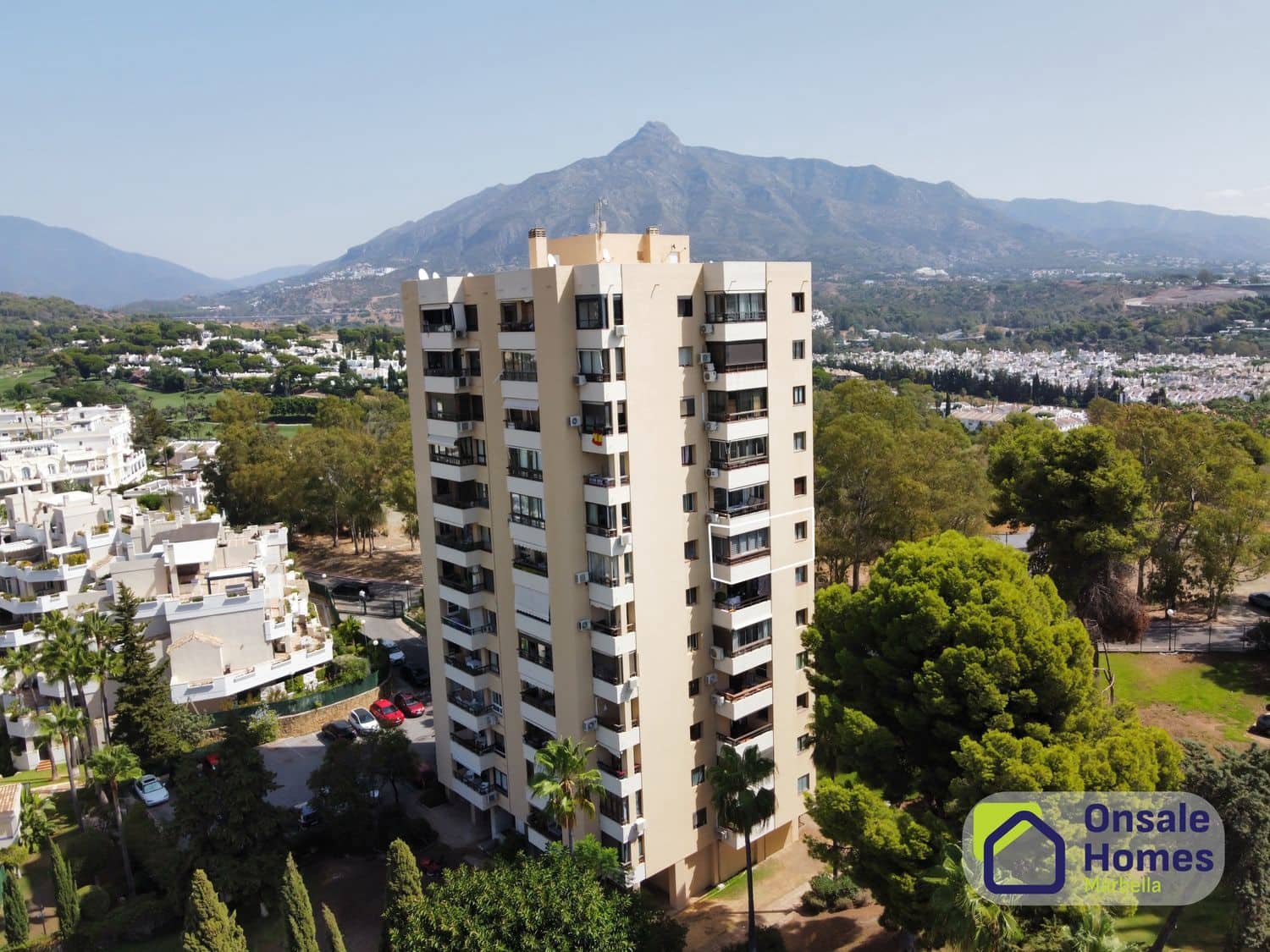2 sypialnia Apartament na sprzedaż w Aloha Golf z basenem garażem - 420 000 € (Ref: 10040249)