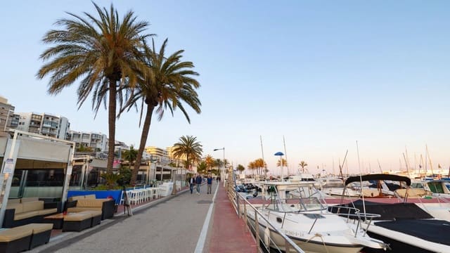 Kaupallinen myytävänä paikassa Playa Bajadilla - Puertos, Marbella - 170 000 € (Ref: 10048693)