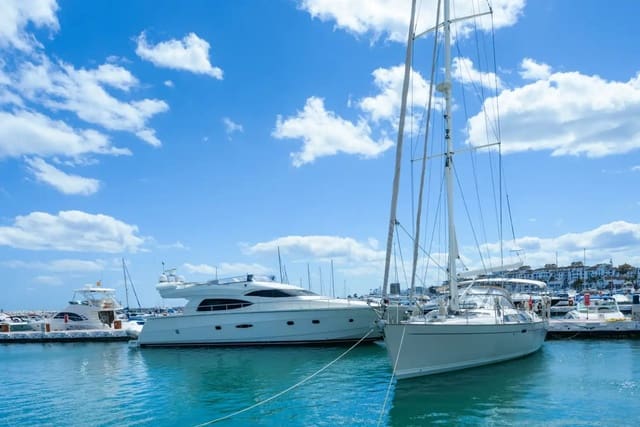 Kaupallinen myytävänä paikassa Playa Bajadilla - Puertos, Marbella - 170 000 € (Ref: 10048693)