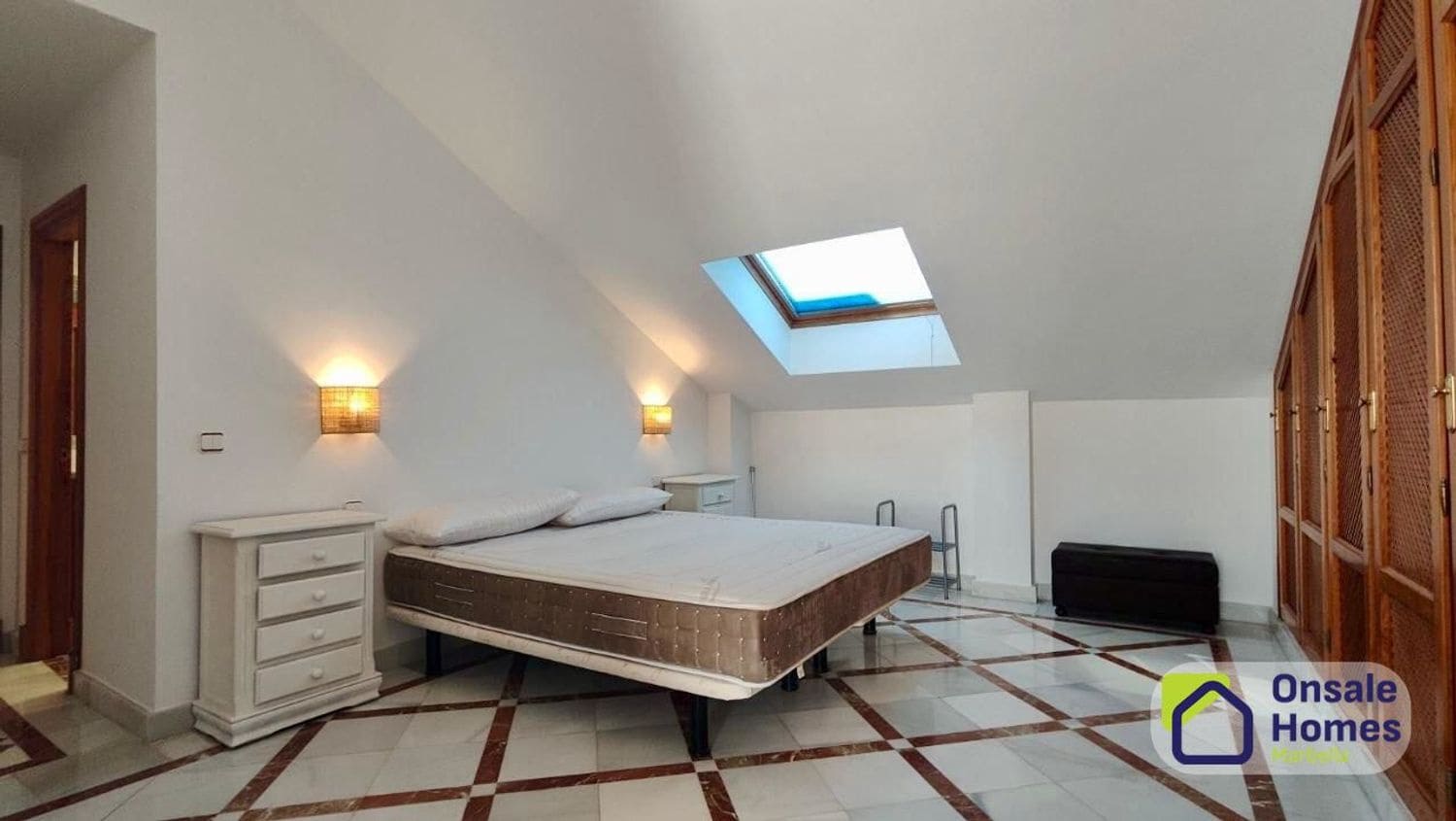 2 bedroom Apartment for rent in Nueva Andalucia with pool garage - € 2,100 (Ref: 10127636)