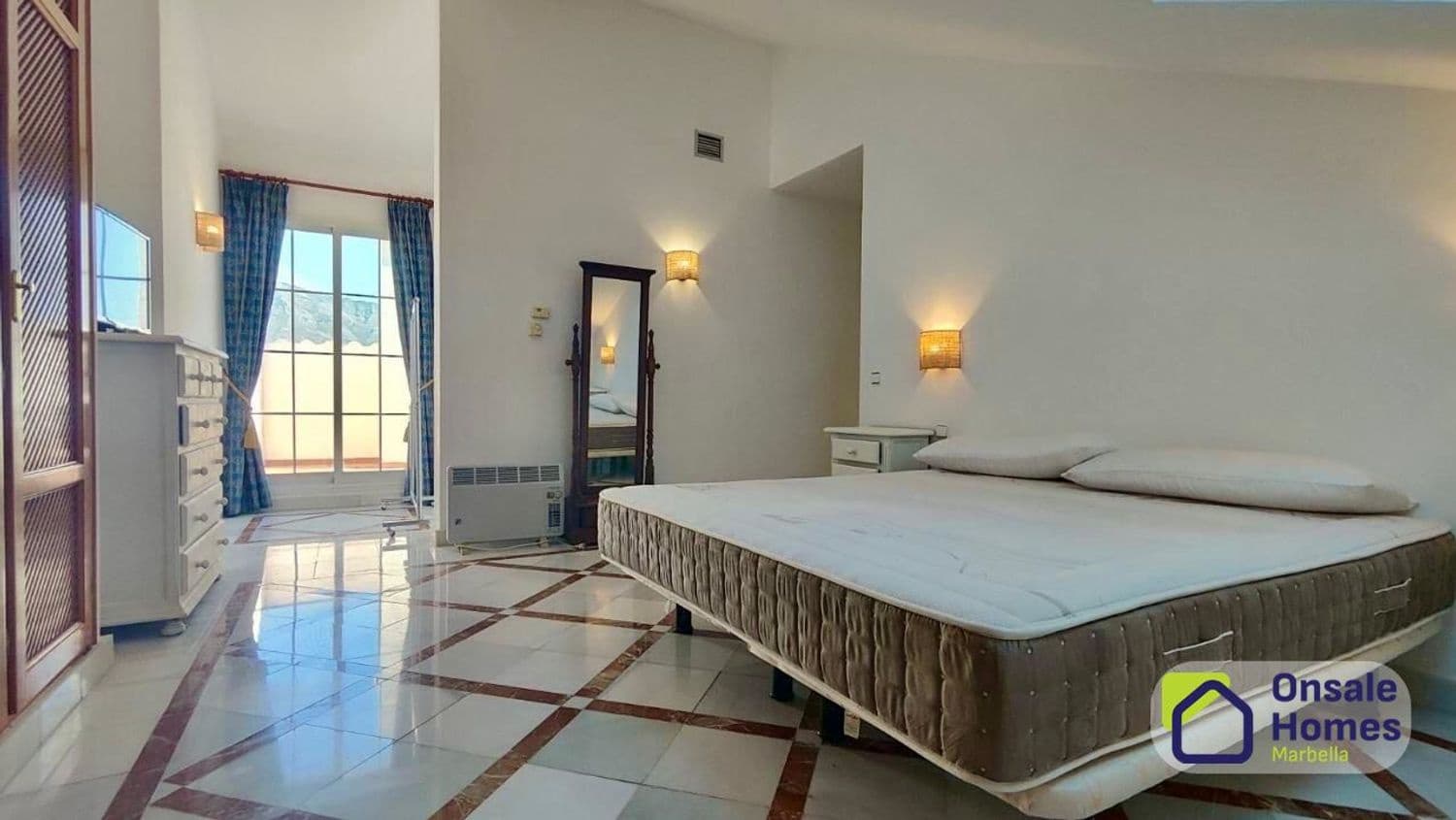 2 bedroom Apartment for rent in Nueva Andalucia with pool garage - € 2,100 (Ref: 10127636)