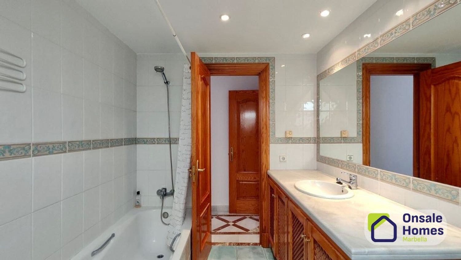 2 bedroom Apartment for rent in Nueva Andalucia with pool garage - € 2,100 (Ref: 10127636)