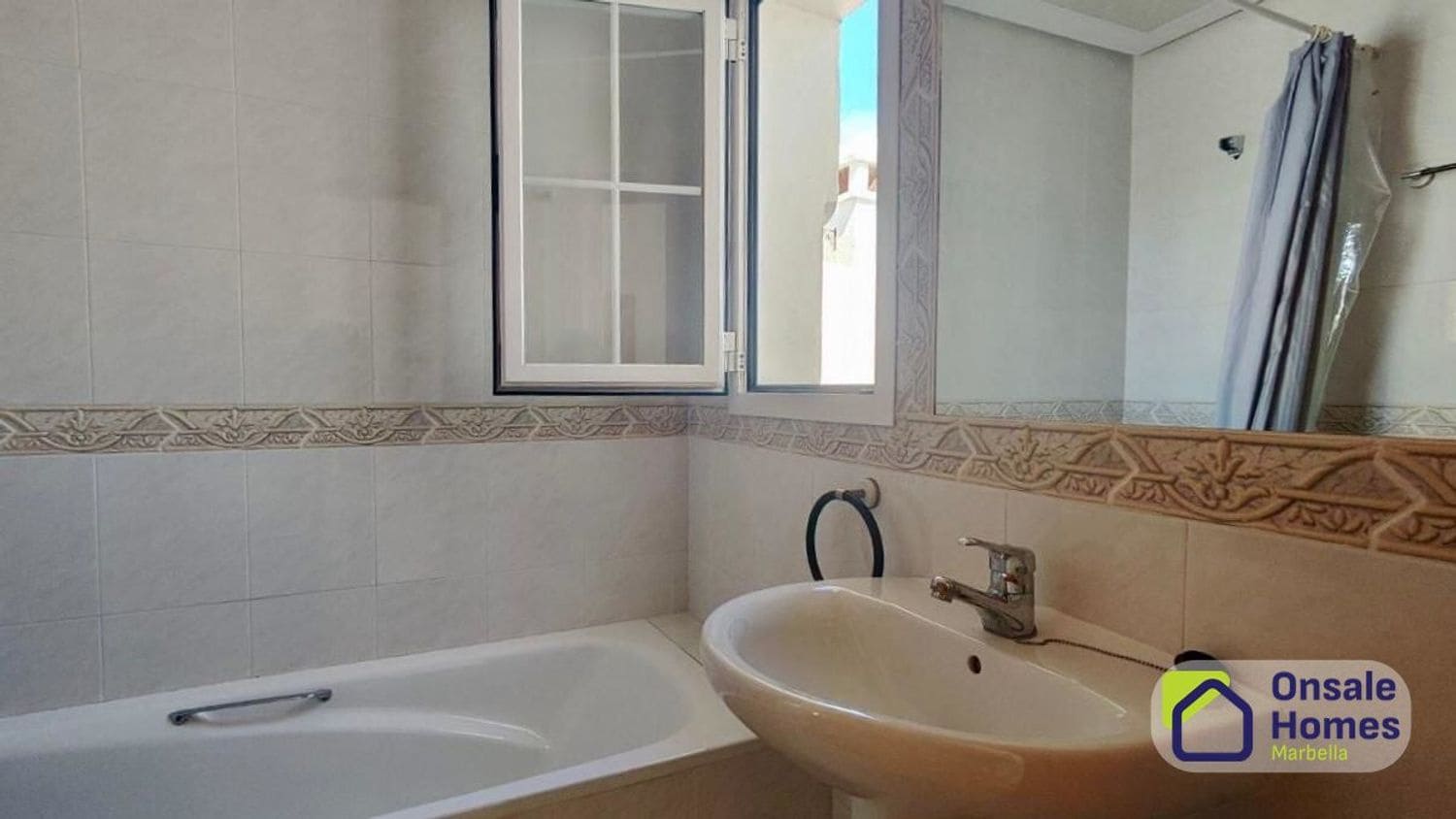 2 bedroom Apartment for rent in Nueva Andalucia with pool garage - € 2,100 (Ref: 10127636)