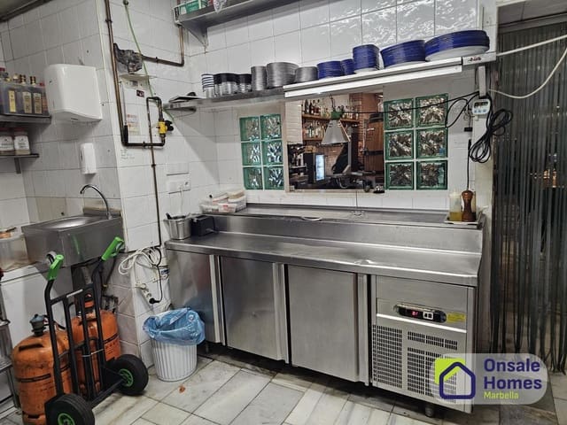 Commercial for rent in Playa de Fontanilla, Marbella - € 2,500 (Ref: 10141499)