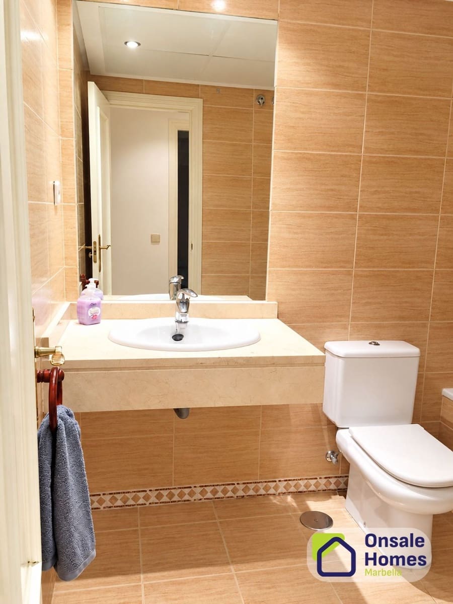 2 soverom Leilighet til salgs i Nueva Andalucia med svømmebasseng garasje - € 450 000 (Ref: 10176119)